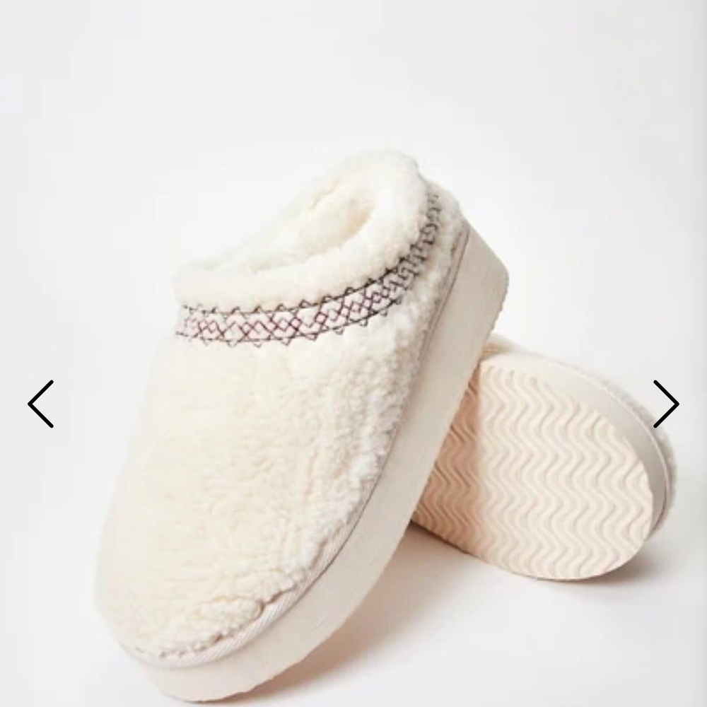 Shoe Dazzle Cozy Cream Fuzzy Slippers - Picture 5 of 5